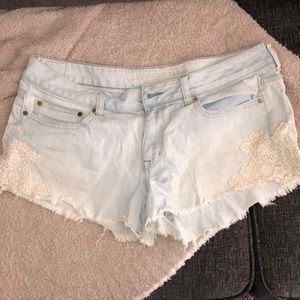 Light wash AE shorts